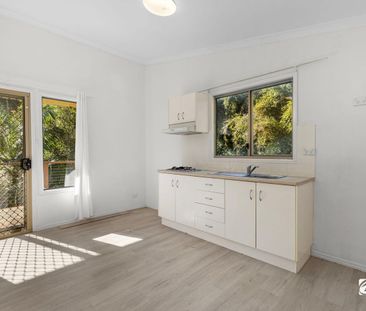 Charming Artistic Cottage Retreat in the Heart of Uki - Photo 3