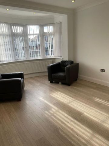 3 bedroom flat to rent - Photo 2