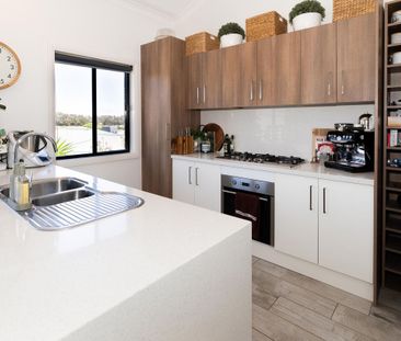 SPACIOUS TOWNHOUSE IN A PEACEFUL LOCATION - Photo 6