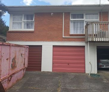 Sunny unit,good location.Lockable garage - Photo 1