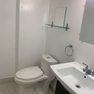 Downtown Toronto, College/Bathurst room+shared Bathroom 900/Month - Photo 2