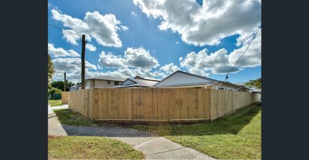 NEAR NEW FULLY FURNISHED, DESIGNER STUDIO APARTMENT – BILLS INCLUDED! - Photo 4