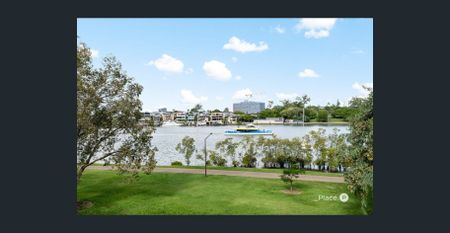 3 Bedroom Riverfront Apartment Available in New Farm! - Photo 2