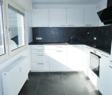 Modernisierte 2-Zimmer-Dachgeschoss-Wohnung mit Einbauküche und Balkon - Photo 1