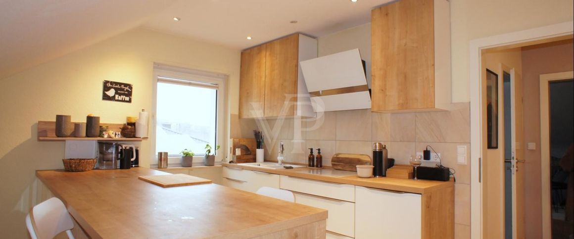 Schöne Dachgeschosswohnung mit moderner Einbauküche in einem sanierten 3-Parteien-Haus - Foto 1