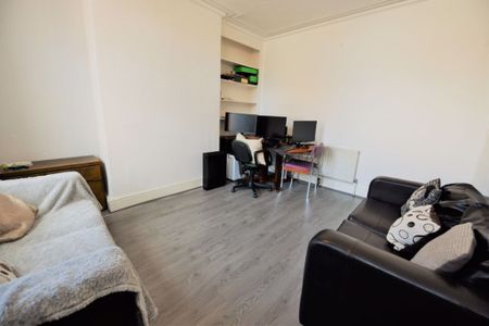 2 bedroom House in Harold Mount, Leeds - Photo 3