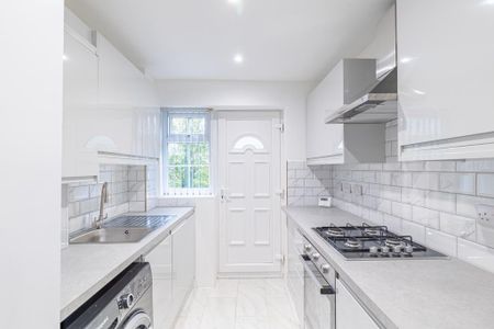 3 bedroom end of terrace house to rent - Photo 3
