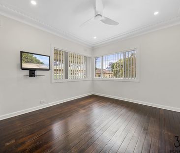 Charming, renovated home with large backyard - Photo 2