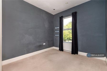 4 bedroom semi-detached house to rent - Photo 3