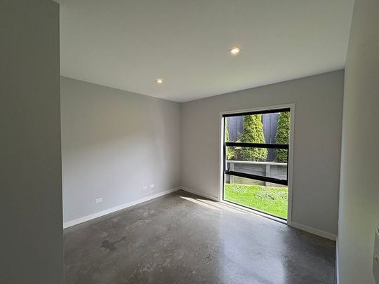 Spacious 4 bedroom home - Photo 1