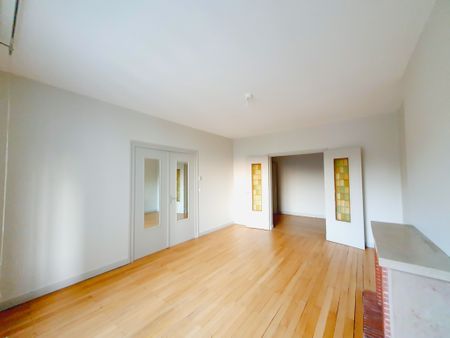 T3 de 87 m² – grand séjour avec parquet et balcon - Photo 2