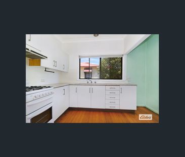 Spacious 4-Bedroom Family Home with Modern Comforts - Photo 3