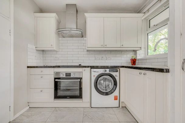 1 bedroom flat in London - Photo 1