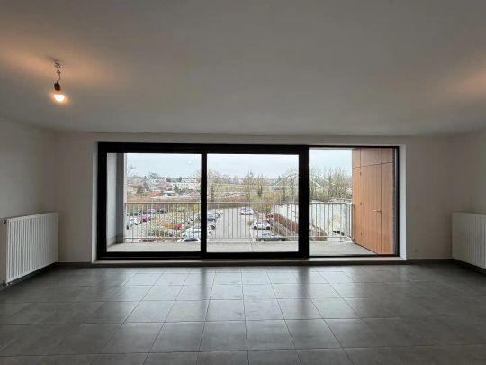 Ruim appartement met 2 slaapkamers + parkeerplaats - Photo 1