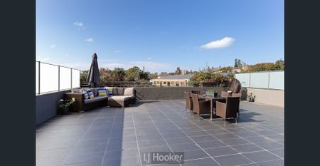 EXECUTIVE HARBOURSIDE LIVING WITH ENORMOUS ENTERTAINING DECK - Photo 4