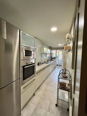 Bonito apartamento en alquiler para larga temporada en Vista Real, Nueva Andalucía, Marbella - Photo 2