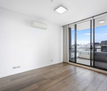 Next to East Village I Large 3-Bedroom Apartment I Double Carspace - Photo 3