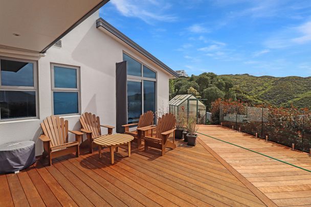 Immaculately presented executive four-bedroom family home - Photo 1