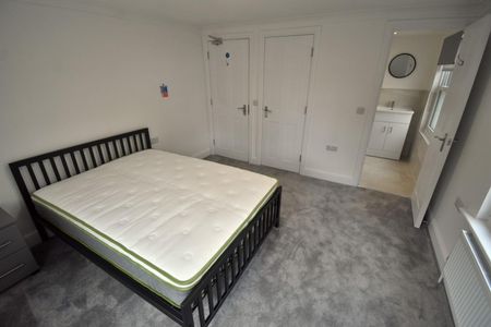 1 bedroom Flat To Let - Photo 3