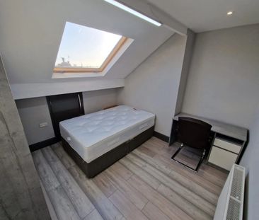 8 Bedroom Mid Terraced House for rent in Brudenell Road - Photo 1
