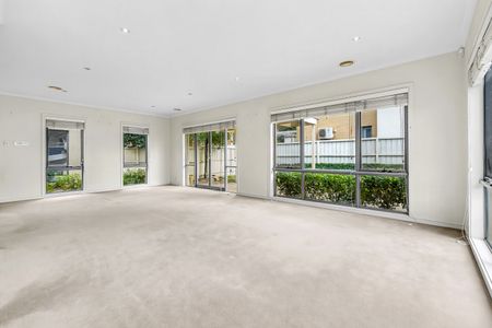 Spacious Family Living in a Convenient Locale - Photo 2