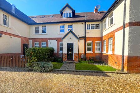 The Crescent, Farnham, Surrey, GU9 - Photo 3