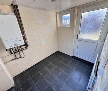 3 bedroom semi-detached house to rent - Photo 6