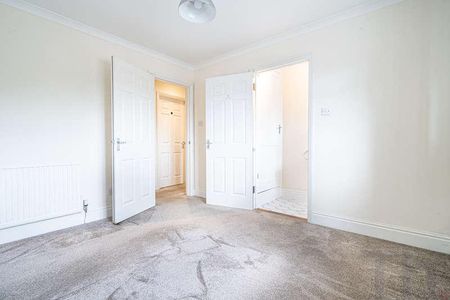 Newport, Isle Of Wight, PO30 - Photo 4