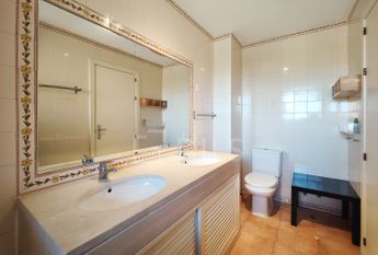 Apartamento T1+1 mobilado e com varandas, no condomínio da Herdade da Aroeira