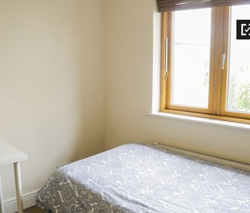 Room for rent in 5-bedroom apartment in Ballymun, Dublin - Photo 1