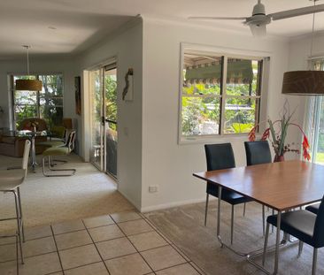 Beautiful Fully Furnished 3-Bedroom Home - Available for 6 Months - Photo 3