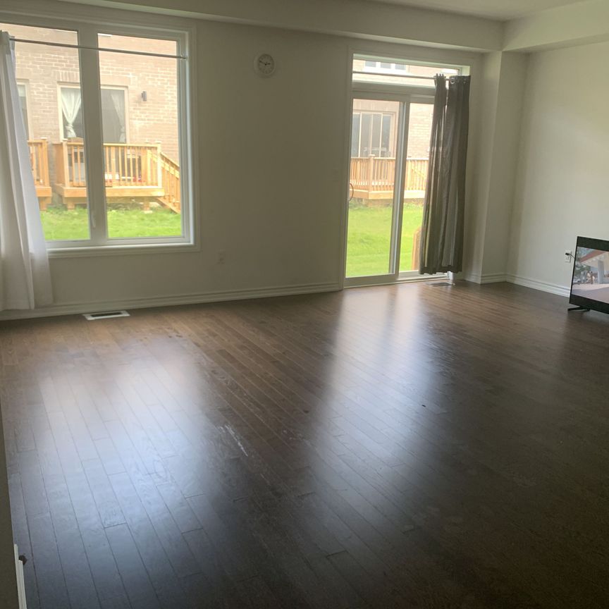 For Lease - 42 West Oak Trail, Barrie, Ontario - Photo 1