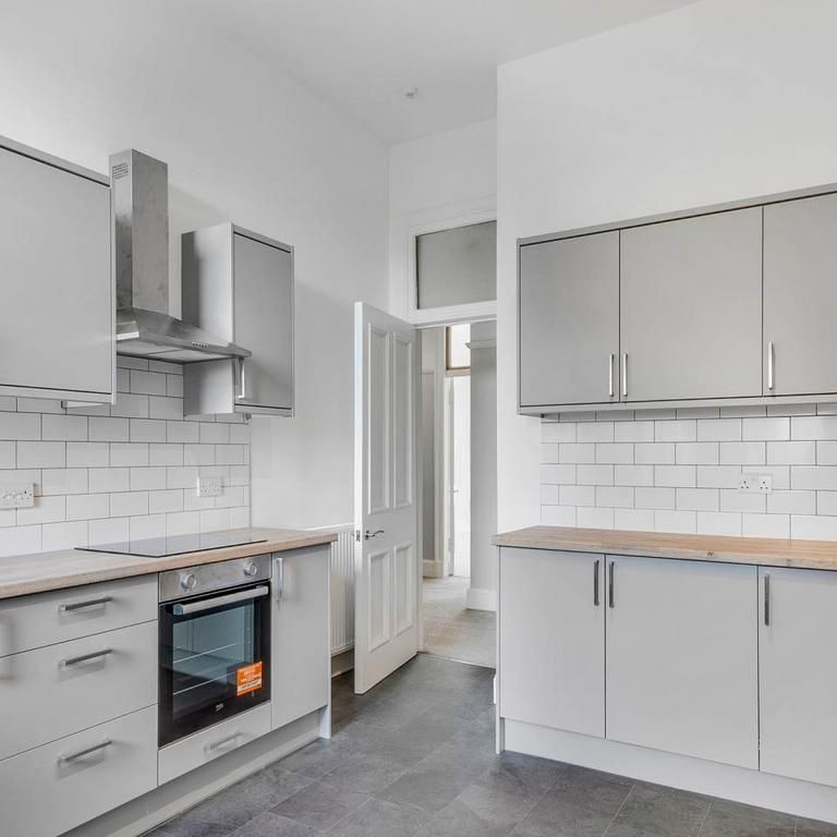 4 bedroom flat to rent - Photo 1