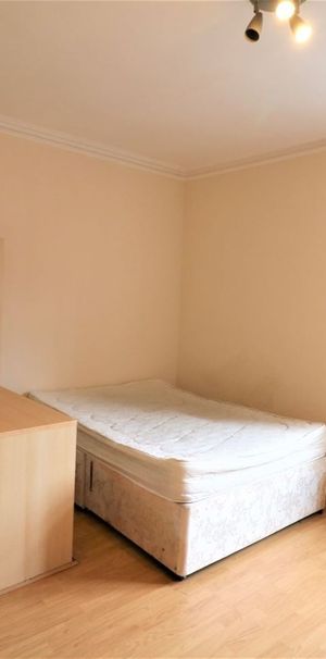 Studio Flat, Hanworth Road, TW3 - Photo 2