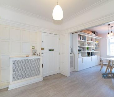 3 bedroom flat to rent - Photo 4