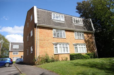 The Birches, Woking - Photo 2