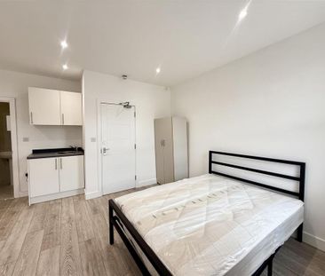 1 bedroom in a house share to rent - Photo 2