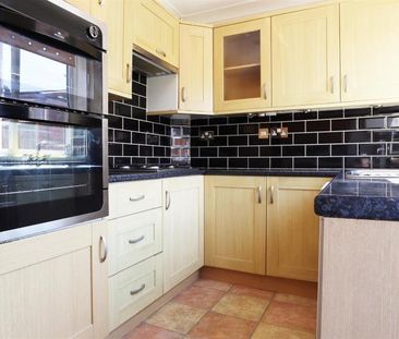 3 bedroom semi-detached house to rent - Photo 5