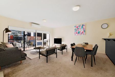 Charming 2-bedroom apartment near RMIT University - Photo 3