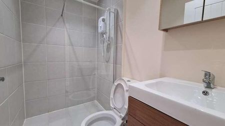 Staines-upon-thames, TW19 - Photo 3