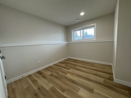 3 Bedroom Triplex - Ready for it's First Tenants!! 1 Month Free Rent - Photo 5