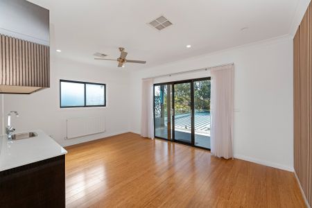 Luxurious 4-Bedroom Townhouse in Prime Location - Photo 3