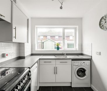 3 bedroom semi-detached house to rent - Photo 3