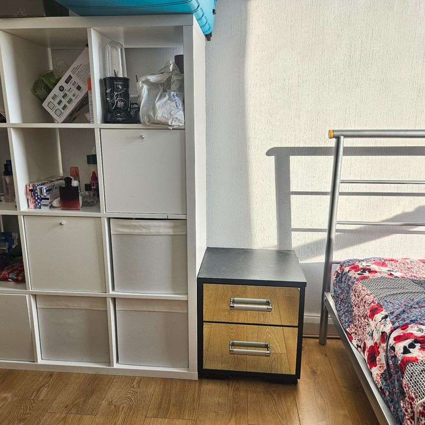 Room in a Shared Flat, London, SW11 - Photo 1