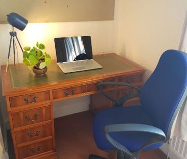 6 bedroom, 1 en-suite house *parking* - Photo 6