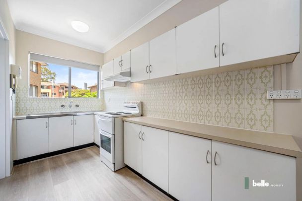 Two bedroom apartment in great location! - Photo 1