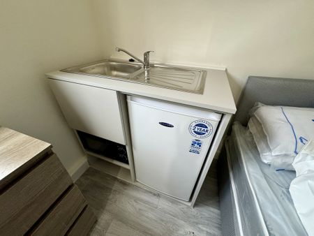 A shared home with good access to local amenities, public transport links and all major routes, INCLUSIVE OF UTILITY BILLS!! 1 en-suite room, only suitable for a single occupancy - Photo 4
