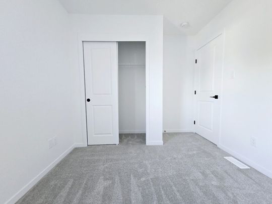 Edmonton Unfurnished duplex Rental in Alberta Avenue - Spacious 3-Bed Main Floor – Walkable, Bright, and Family-Friendly! - Photo 1