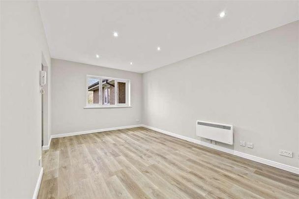 Woodland Grove, Epping, CM16 - Photo 1