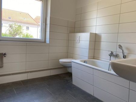 Bei Einzug frisch renoviert + neues Bad + großer Balkon! - Photo 4